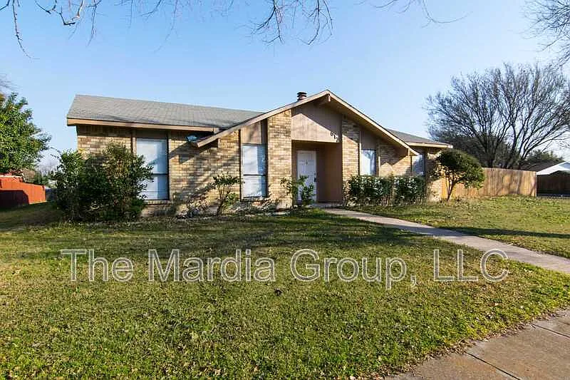 4 bed, 2.0 bath, 1800 sqft, $2,125 — Photo 2