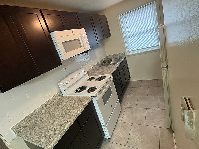 Catalina Apartments — Photo 4