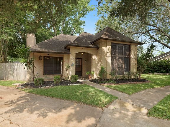 2nd image of 1121 Downing Cir