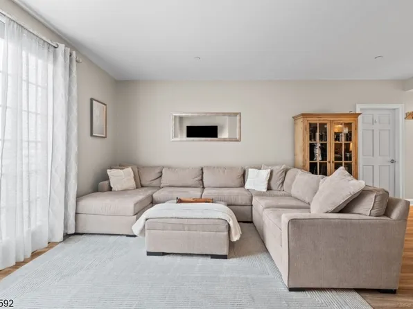 100-31 Shearwater Ct BLDG 100 #31, Jersey City, NJ 07305