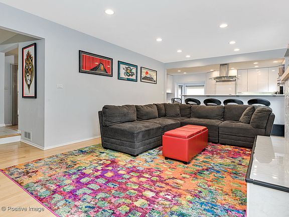 3rd image of 4038 Applewood Ln