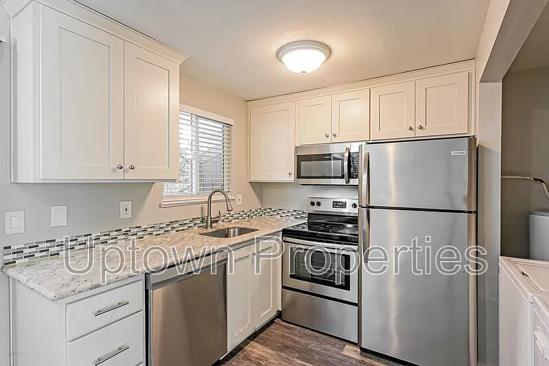 2 bed, 1.0 bath, 832 sqft, $1,395 — Photo 2