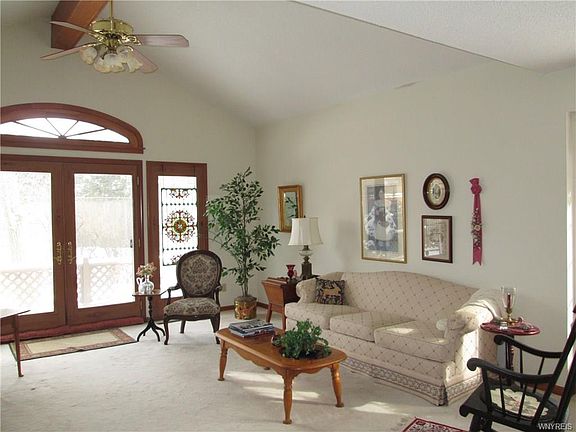 5th image of 4 Hampton Hill Dr