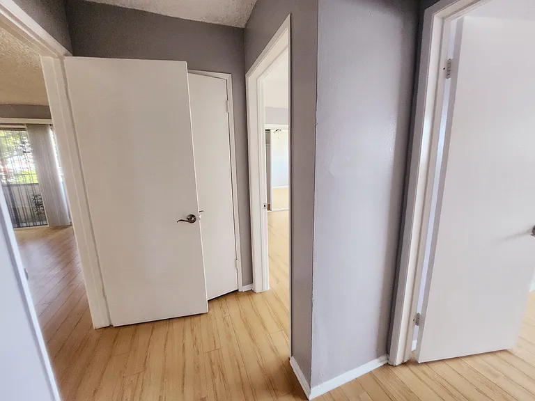 425 N Hobart Blvd — Photo 52
