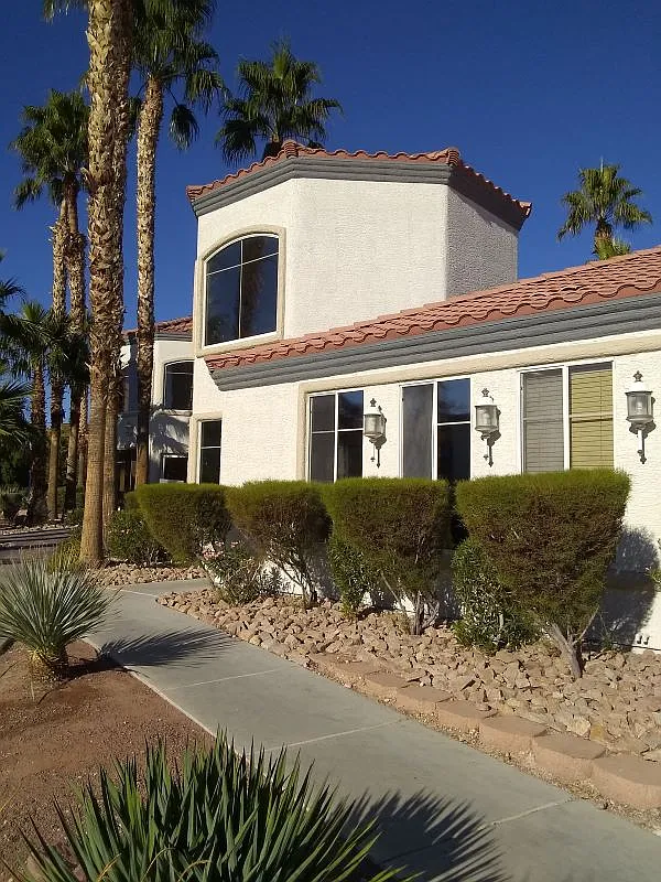 3 bed, 1256 sqft, $1,796 — Photo 2