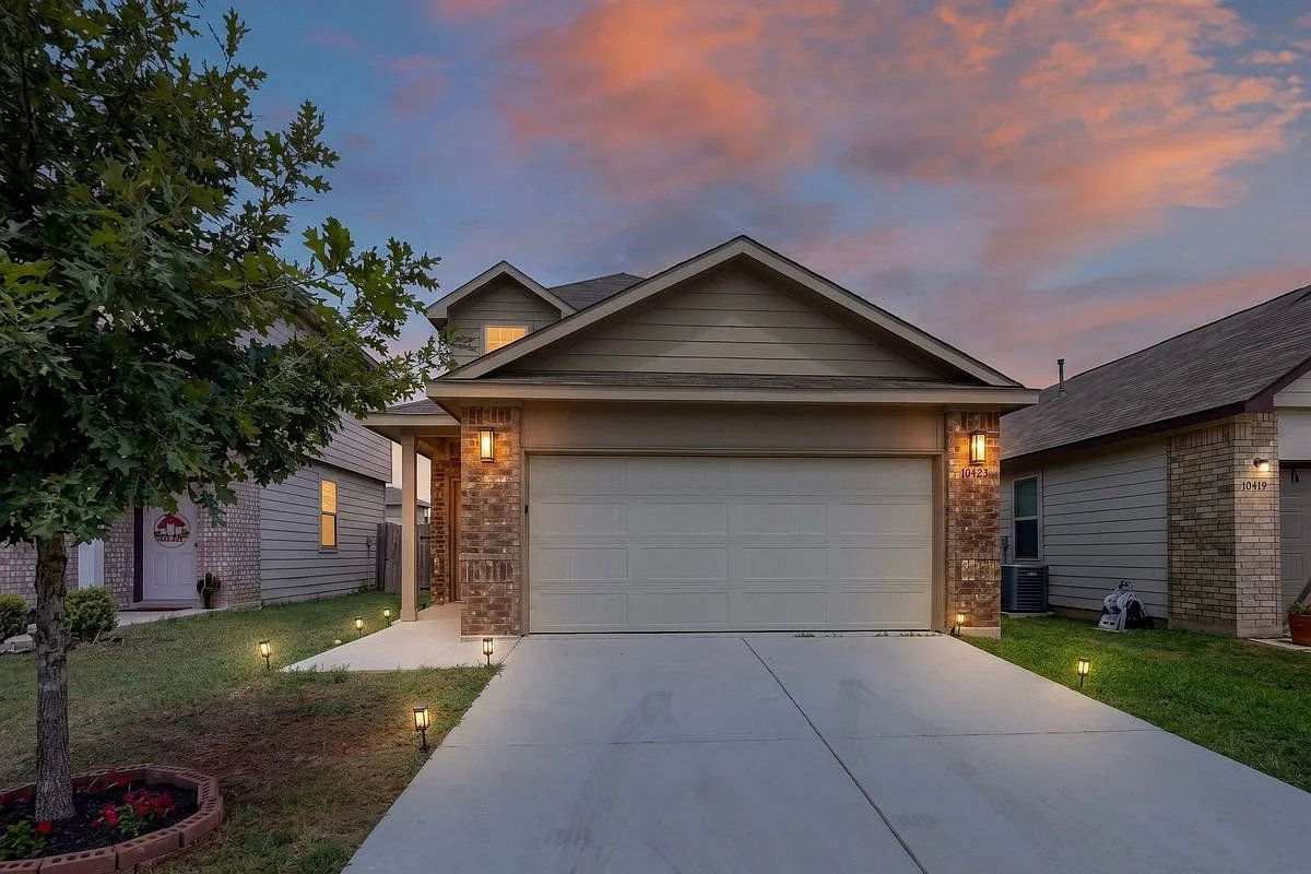 4 bed, 2.5 bath, 2093 sqft, $1,895 — Photo 2