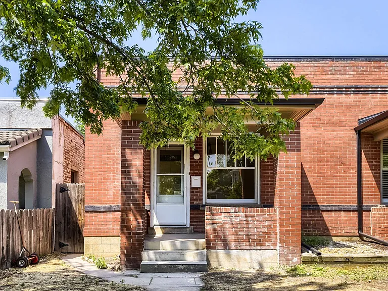 1055 S Pearl St — Photo 1
