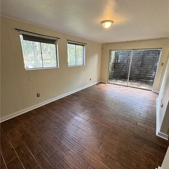 319 Windsor Rd — Photo 18