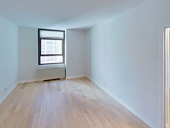 5th image of 4 Park Ave APT 17O