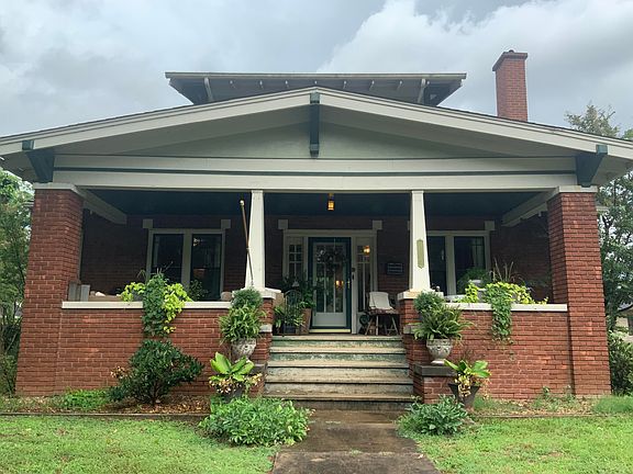 3rd image of 1063 E College Ave