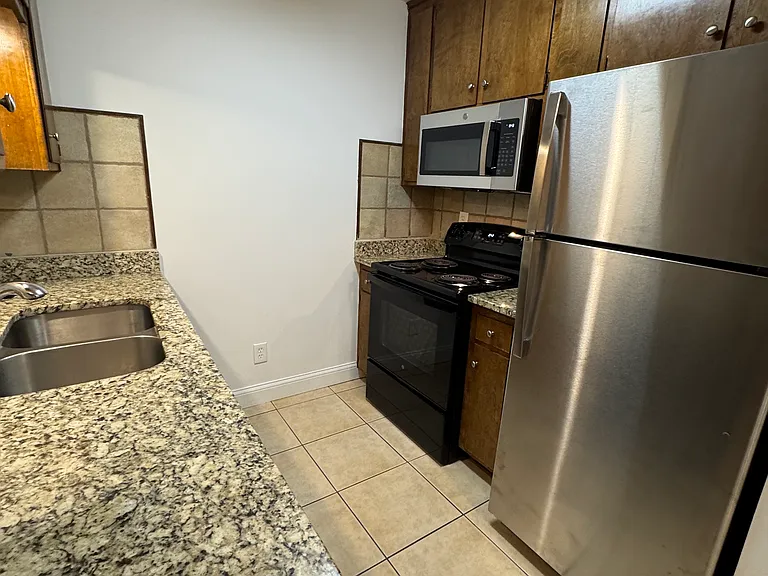 901 Illinois St — Photo 2