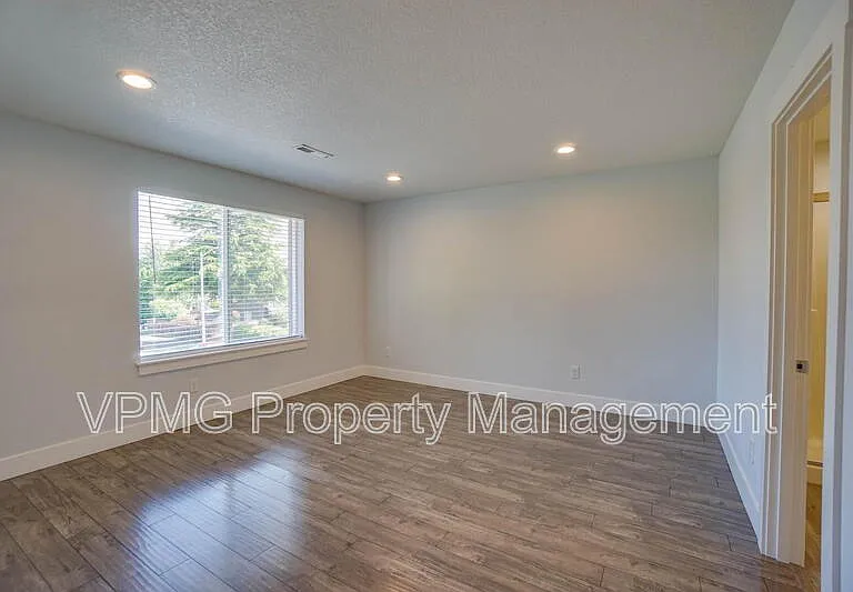 10703 NE 70th St #1 — Photo 17