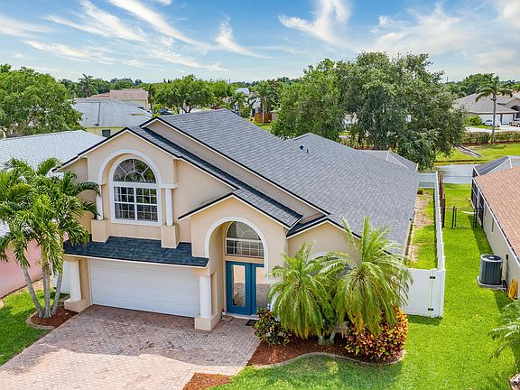 3rd image of 701 Sunset Lakes Dr