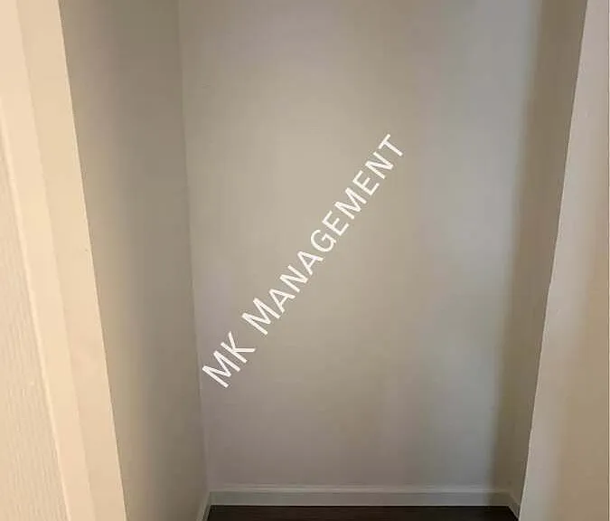 639 E Locust St #5 — Photo 10