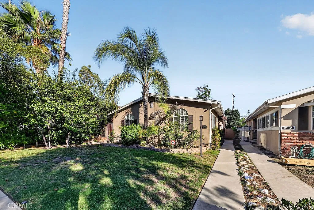 3 bed, 2.5 bath, 2050 sqft, $6,300 — Photo 4
