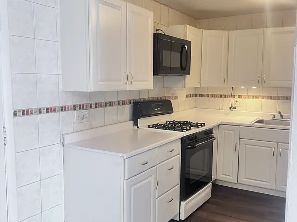 8 Lancelot Ct, Salem, NH 03079