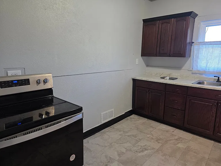 2203 Smith St — Photo 4