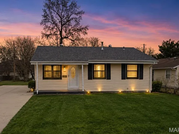 12204 Hillcrest Pl, Maryland Heights, MO 63043