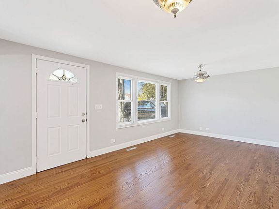 3rd image of 319 Tee Ln