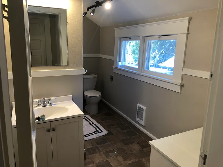 820 SW C Ave — Photo 3