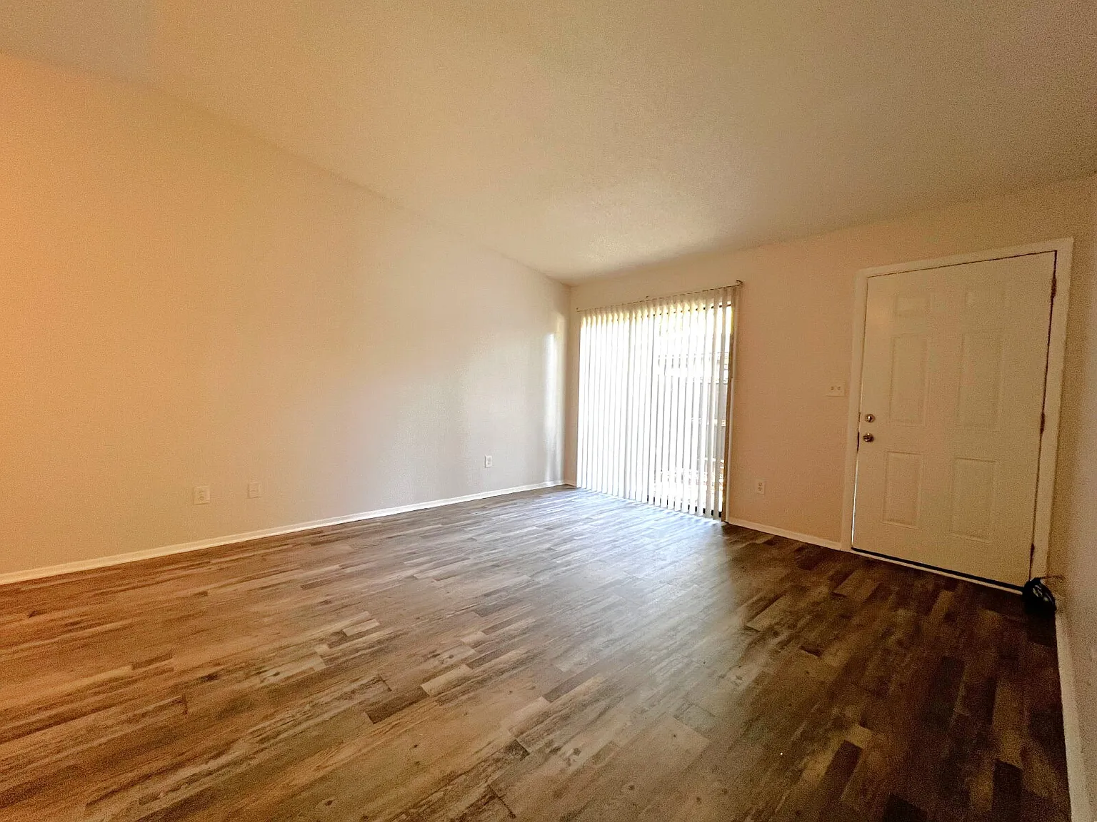 2 bed, 1.0 bath, 755 sqft, $1,050 — Photo 3