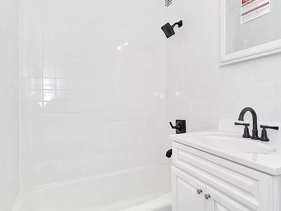 3rd image of 1200 E 53rd St APT 5Z