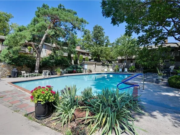 8718 Metcalf Ave APT 102, Overland Park, KS 66212