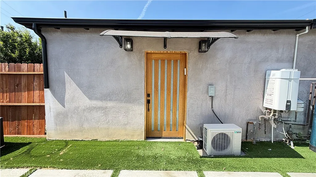 Studio, 300 sqft, $1,600 — Photo 4