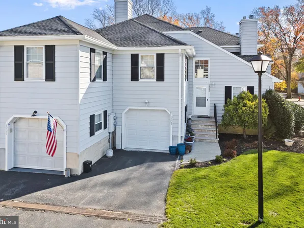 3202 London Ct, Middletown, NJ 07748