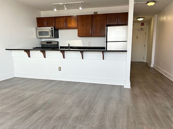 2nd image of 600 E 8th St APT 7M