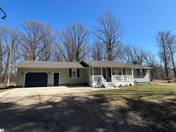 8948 N Chippewa Rd, Coleman, MI 48618
