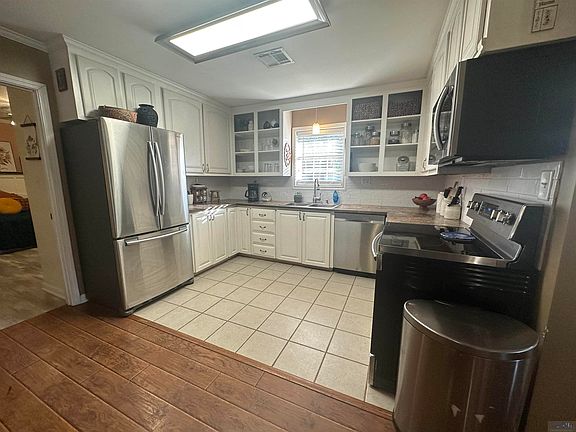 4th image of 403 Country Estates Dr