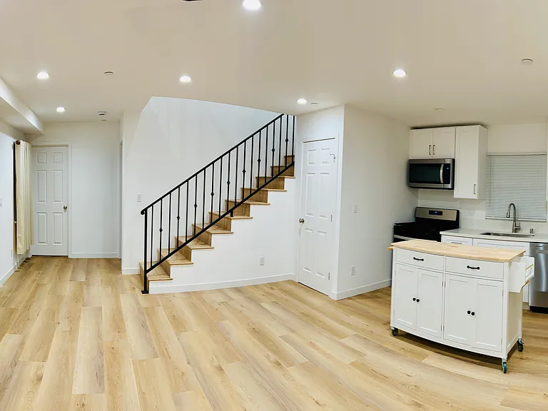 18654 1/2 Runnymede St — Photo 1