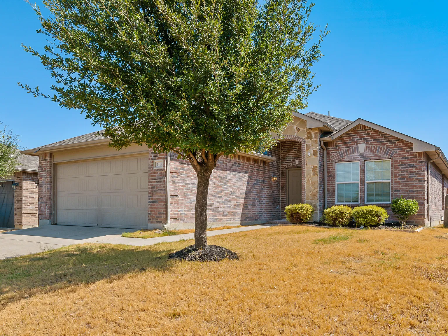 3 bed, 1376 sqft, $2,100 — Photo 2