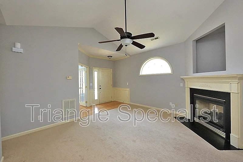 3 bed, 2.0 bath, 1350 sqft, $2,000 — Photo 2