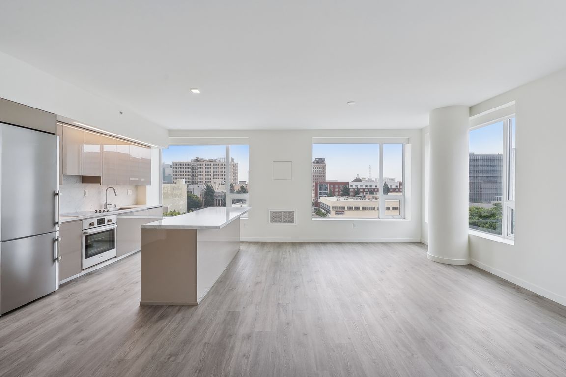 S Grand Ave 709-004.jpg