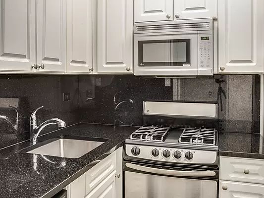 3rd image of 300 E 46th St APT 14A