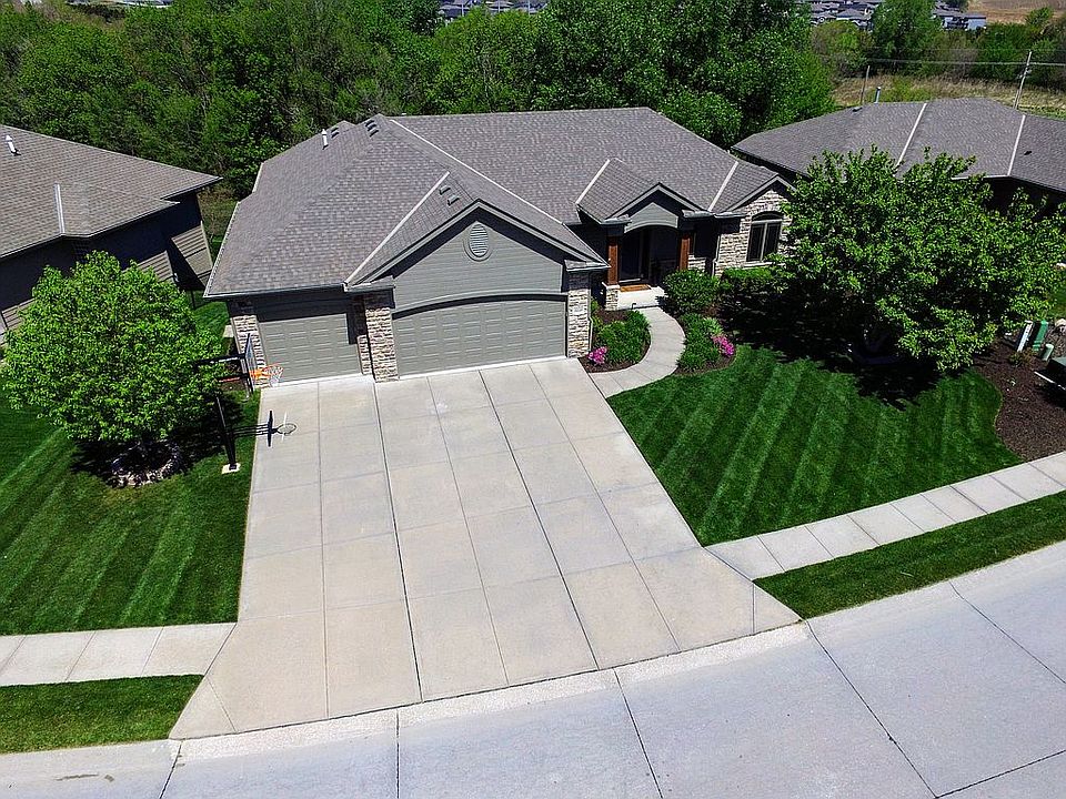 1st image of 18220 Honeysuckle Dr