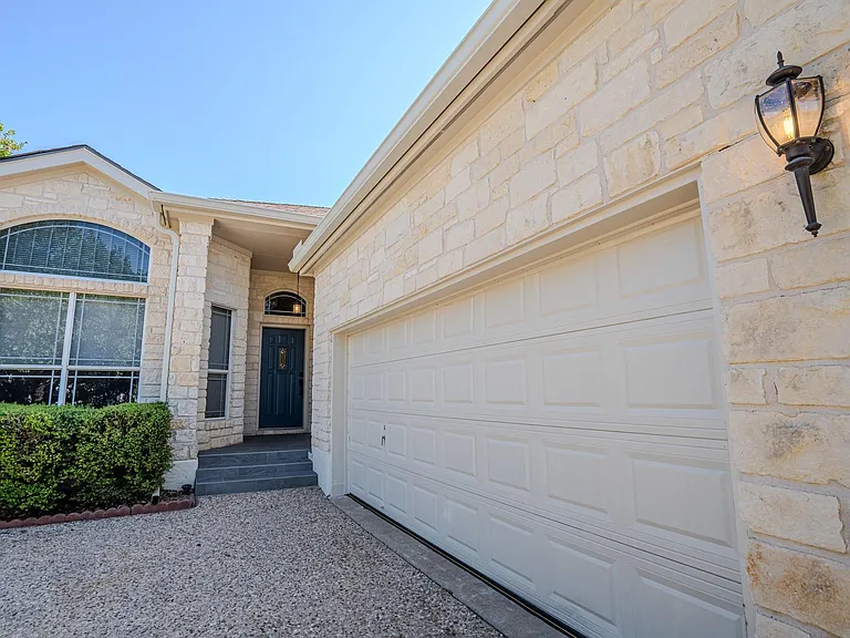 218 Hazeltine Dr — Photo 2