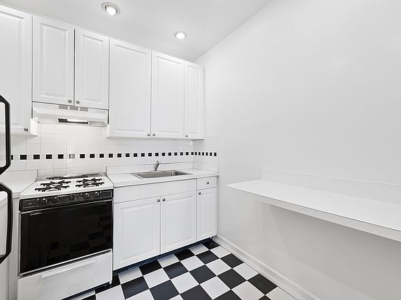 5th image of 6 E 65th St APT 4A