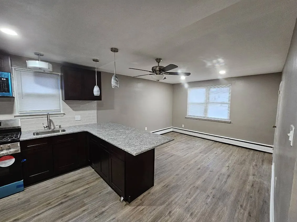 1 bed, 900 sqft, $1,350 — Photo 4