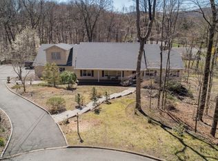 744 Paiute Pl, Franklin Lakes, NJ 07417