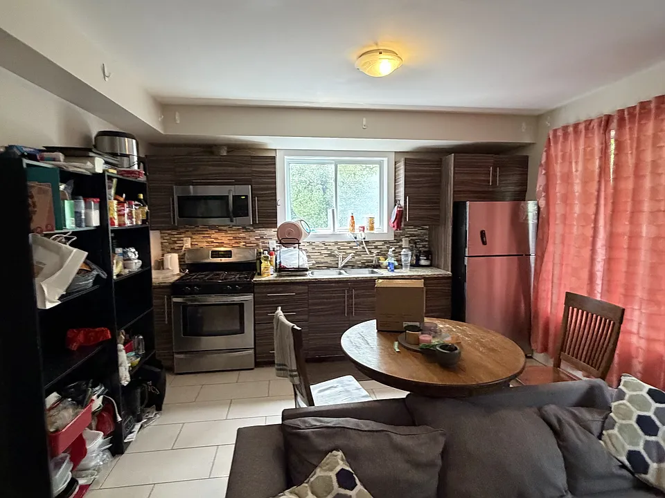 466 Nelson St #3