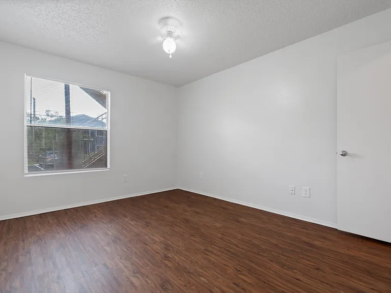 Langtry Apartments — Photo 23
