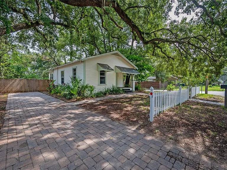 1222 E Curtis St — Photo 32