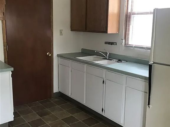 3rd image of 834 Emerson St