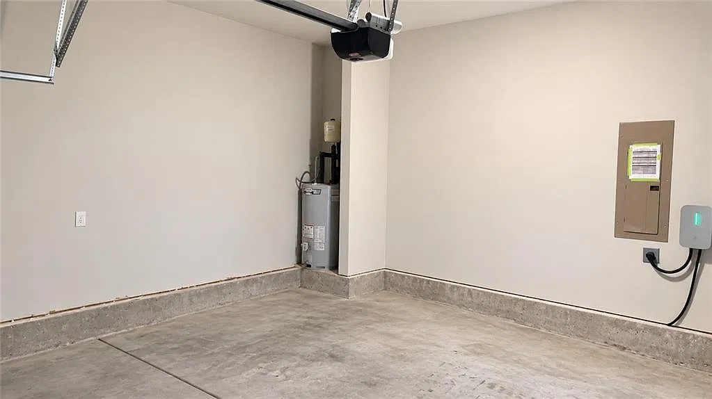 4 bed, 2.5 bath, 2330 sqft, $2,100 — Photo 4
