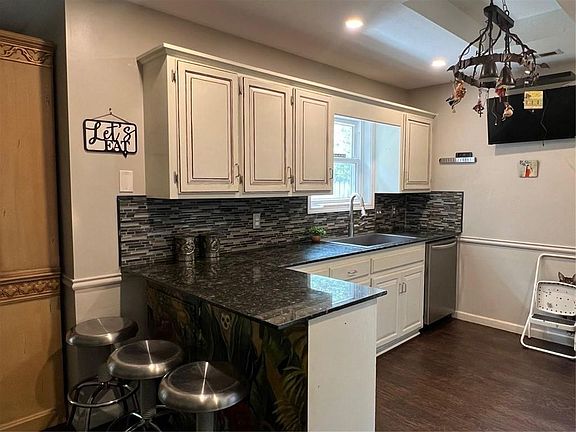4th image of 1577 E Devonshire Pl