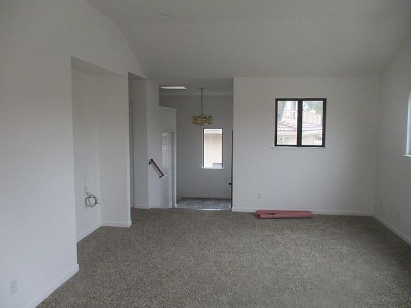 5th image of 35 Oakridge St