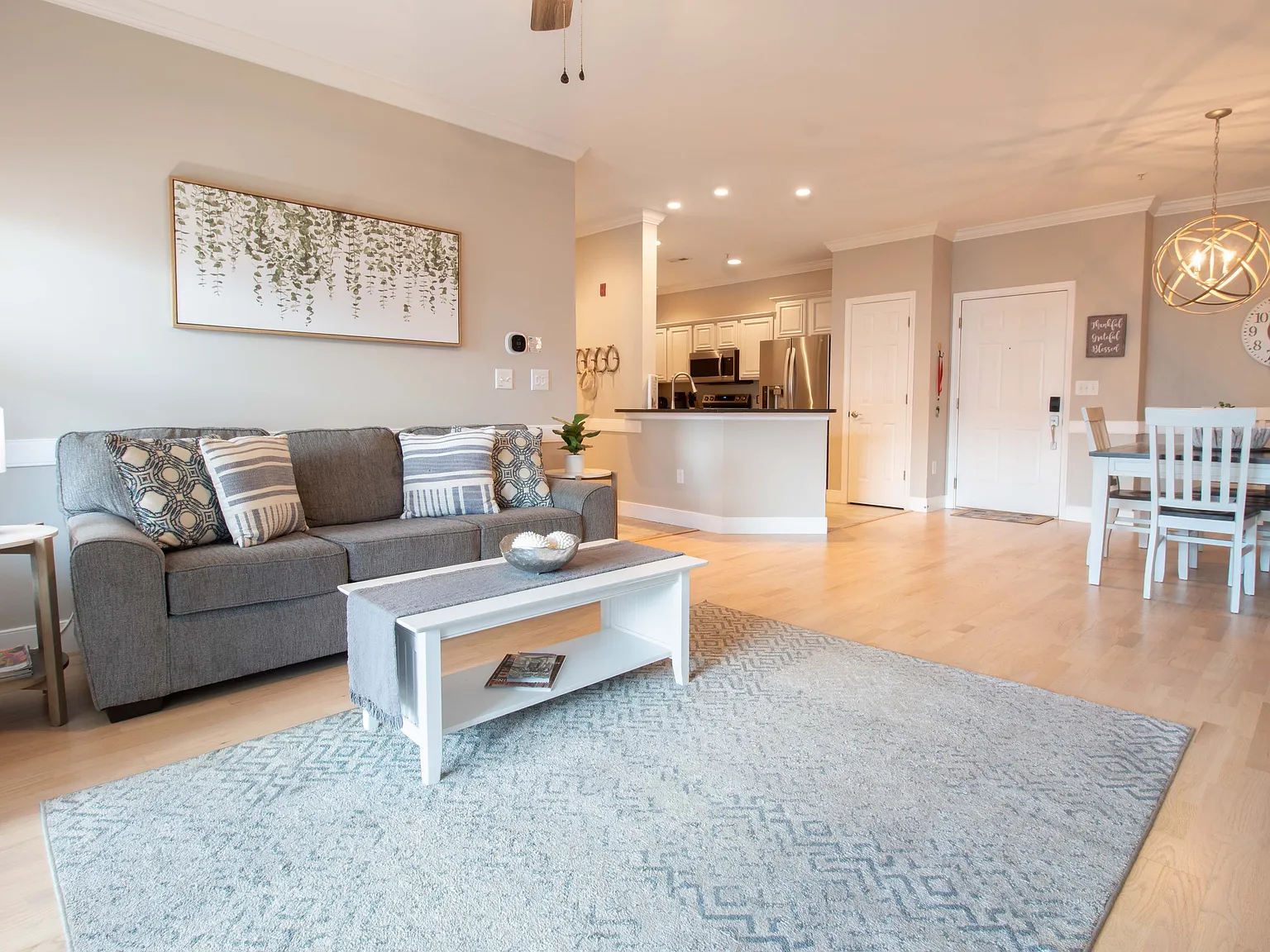 2 bed, 1310 sqft, $3,200 — Photo 2